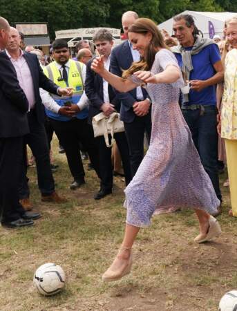 Kate Middleton joue au football en robe longue