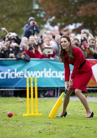 Kate Middleton joue au cricket en escarpins 