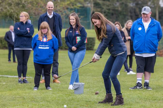 Kate Middleton joue au golf en jean
