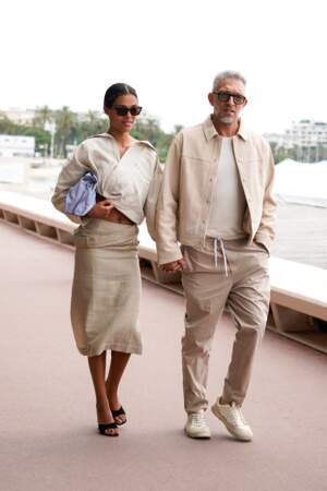 Vincent Cassel et sa femme Tina Kunakey sont assortis en total-look beige lors du 75ème Festival de Cannes, le 23 mai 2022. 