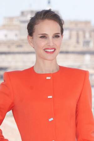 Natalie Portman radieuse avec cet ensemble  orange flashy à Rome.