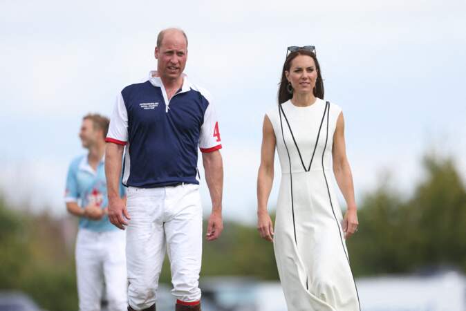 Kate Middleton et le Prince William sont habillés en blanc à l'occasion du match de polo caritatif, le 6 juillet 2022.