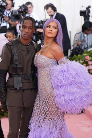 Kylie Jenner pose aux coté de Travis Scott avec une robe violette. Une vraie sirène !