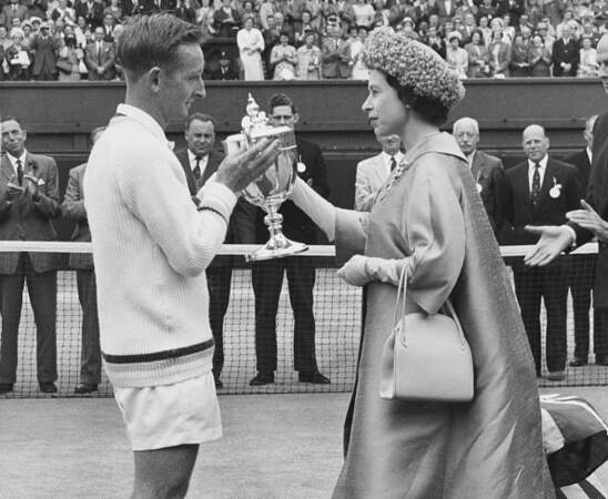 En 1962, Elizabeth II remet à l'Australien Rod Laver le Gentlemen's Singles Trophy après avoir battu Martin Mulligan à Wimbledon.