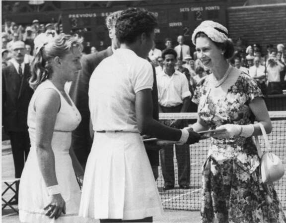 En 1957, la reine Elizabeth II remet à Althea Gibson le trophée des vainqueurs, qui a remporté le titre féminin du All England Lawn Tennis Championship à Wimbledon.