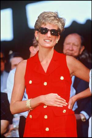 Chaque année, c'est une leçon de style qu'offre Lady Diana dans les tribunes de Wimbledon où elle ne passe jamais inaperçue. En 1994, elle fait une entrée fracassante dans sa robe rouge. 