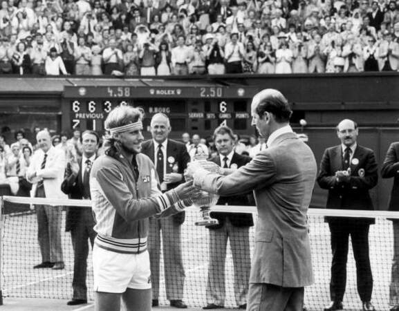 Le 7 juillet 1979, le duc de Kent remet la coupe à Bjorn Borg après sa quatrième victoire en finale de Wimbledon.
