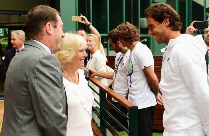 Camilla Parker-Bowles rencontre le joueur Rafael Nadal  lors du tournoi de tennis de Wimbledon, le 2 juillet 2015.