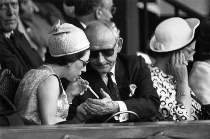 Le 1er juillet 1966,  la princesse Margaret et son compagnon assistent à Wimbledon.