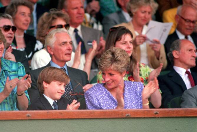 En âge d'assister au tournoi de Wimbledon, le prince William est photographié dans les gradins avec Diana en 1995. 