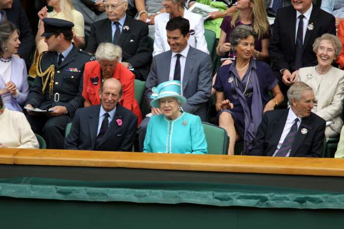 Préférant les chevaux aux raquettes, Elizabeth II n'apparaît que très rarement à Wimbledon comme en 2010.