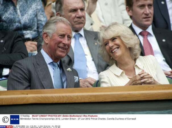 En juin 2012, Camilla Parker-Bowles et le prince Charles sont photographiés tout sourire à Wimbledon. 