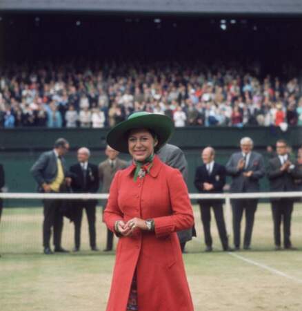La princesse Margaret sur le court central de Wimbledon pour remettre à John Newcombe un trophée en 1970.