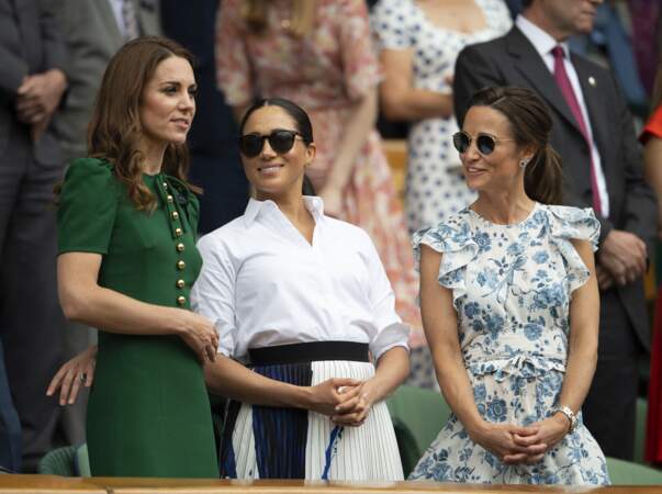 Kate Middleton, sa soeur Pippa et Meghan Markle dans les tribunes lors de la finale femme de Wimbledon opposant Serena Williams à Simona Halep.
