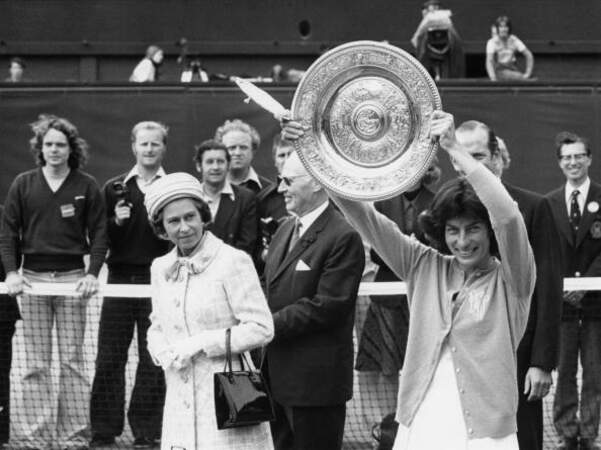Le 1er juillet 1977, Elizabeth II lors de la remise du trophée à la championne britannique Virginia Wade à Wimbledon.