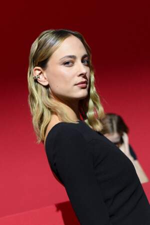 Nora Arnezeder, l'actrice opte pour des cheveux lissés lors du dîner de la mode lors de la Fashion week, le 7 juillet 2022. 