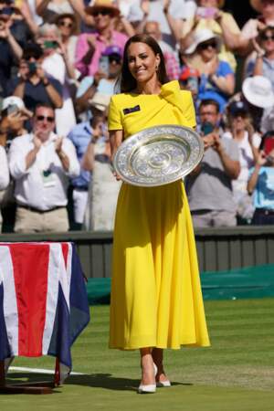 Kate Middleton, marraine du All England Lawn Tennis Club, avec le trophée