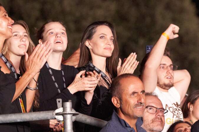 Angelina Jolie et sa fille Shiloh se sont mêlées à la foule d'anonymes lors du concert de Måneskin, au "Circo Massimo", à Rome, le 9 juillet 2022.