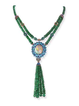 Collier à enfilade de billes d'émeraudes et à l'opale renversante de la collection de haute joaillerie Red Carpet de Chopard. 