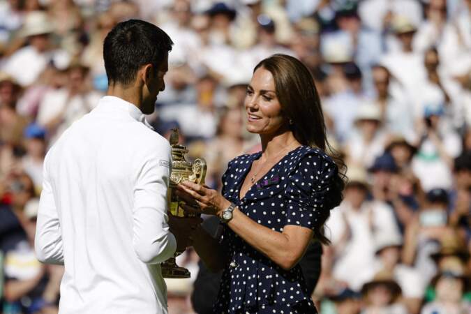 Kate Middleton remet le trophée à Novak Djokovic, vainqueur du tournoi de Wimbledon, le 10 juillet 2022. 