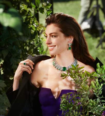 Anne Hathaway, nouvelle ambassadrice de Bulgari, le collier Tribute to Paris au cou. Une pièce unique de la collection Eden, Garden of wonders. 