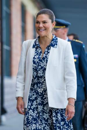 La princesse Victoria de Suède en robe fleurie à l'événement "Open Ship" à Stockholm, le 9 juin 2022. Elle ajoute une veste de blazer ajustée.