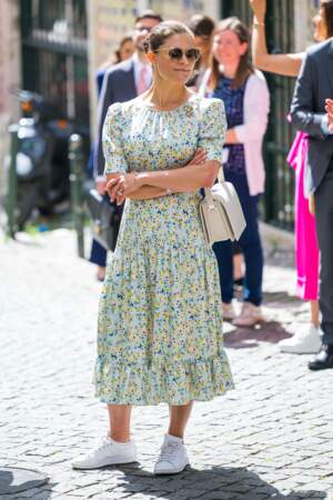 La princesse Victoria de Suède en robe fleurie à manches courtes à Lisbonne, le 29 juin 2022. 