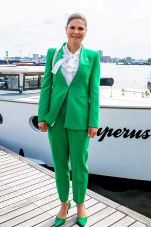 La princesse Victoria de Suède est élégante avec des escarpins verts flashy et une blouse col lavallière le 7 juin 2022. 