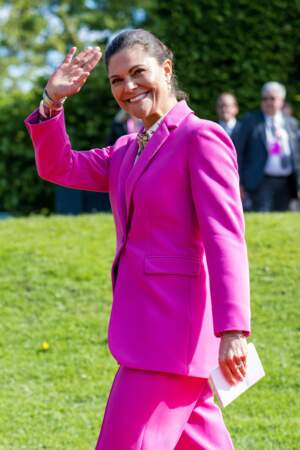 La princesse Victoria de Suède en total-look rose fuchsia lors de l'inauguration de H22 City Expo à Helsingborg, le 31 mai 2022.