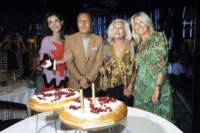 Caroline Barclay, Jean Roch, Jacqueline Veyssière, Marie Sara lors de l'anniversaire de Jacqueline Veyssière au VIP Room à Saint-Tropez le 11 juillet 2022.
