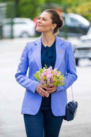La princesse Victoria de Suède assortit ces boucles d'oreilles à sa veste couleur lavande le 3 juin 2022.