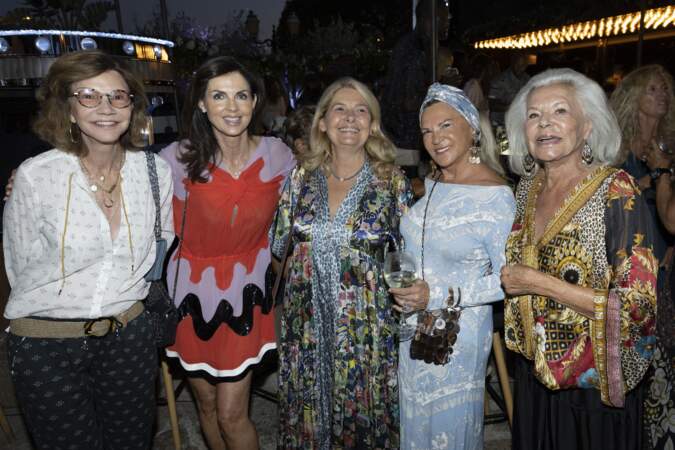 Béatrice Schönberg, Caroline Barclay, Sylvie Siri, Maire de Saint-Tropez, Krystina Martin Steen (LVMH), Jacqueline Veyssière lors de l'anniversaire de Jacqueline Veyssière au VIP Room à Saint-Tropez le 11 juillet 2022.