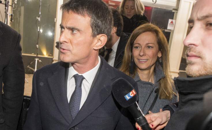 Manuel Valls et sa femme Anne Gravoin à la sortie du débat de la primaire de la gauche le 15 janvier 2017.