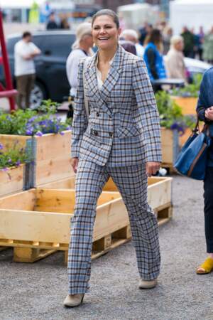 La princesse Victoria de Suède en costume à carreaux, le 1er juin 2022.