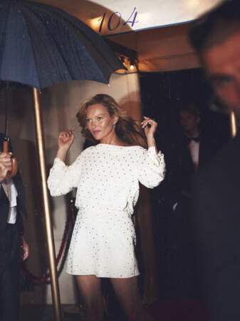 Kate Moss pose pour la campagne Into the Night de Zara. 