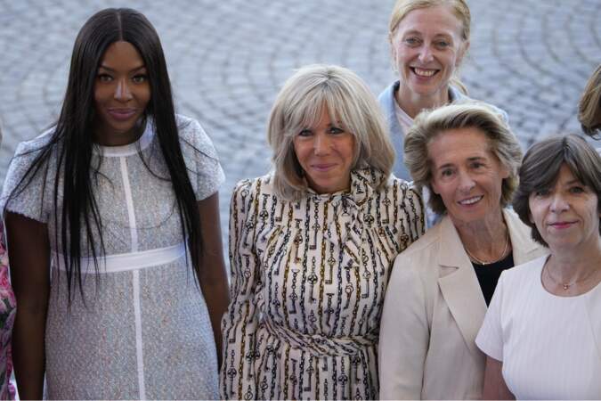 Brigitte Macron prend la pose avec Naomi Campbell lors des festivités du 14-Juillet 2022, à Paris