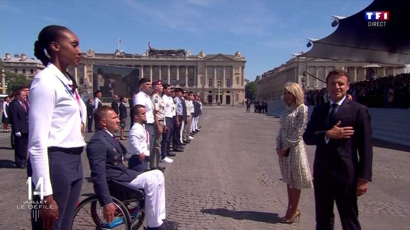 Brigitte Macron a complété sa tenue avec une paire d'escarpins dorés, assortis à sa robe, durant la cérémonie du 14 juillet 2022.