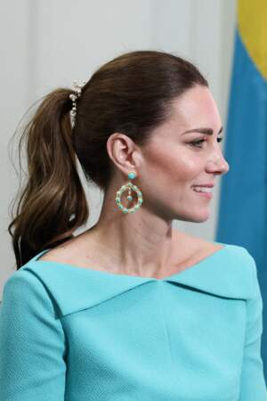 La queue-de-cheval avec attache bijou de Kate Middleton : c'est l'accessoire parfait quand on veut donner du peps à une coiffure un peu trop simple.