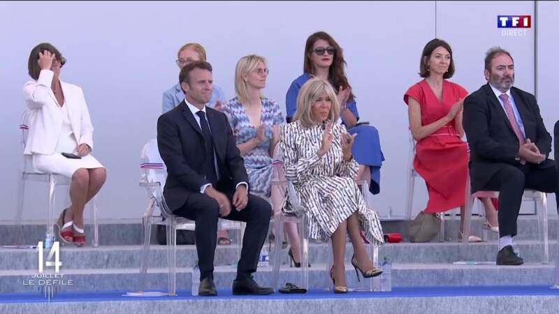 Brigitte Macron a misé sur une robe midi ceinturée, signée Louis Vuitton, le 14 juillet 2022.