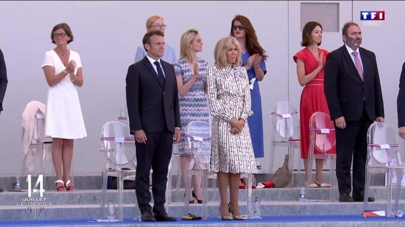 Brigitte Macron très élégante en robe midi signée Louis Vuitton lors de la cérémonie du 14 juillet 2022.