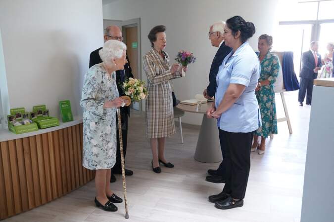 Elizabeth II et sa fille la princesse Anne, accueillies avec des fleurs lors de leur visite au Thames Hospice, vendredi 15 juillet.