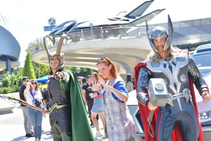L'actrice Audrey Fleurot s'est prise au jeu en posant avec les Avengers Thor et Loki, à Disneyland Paris