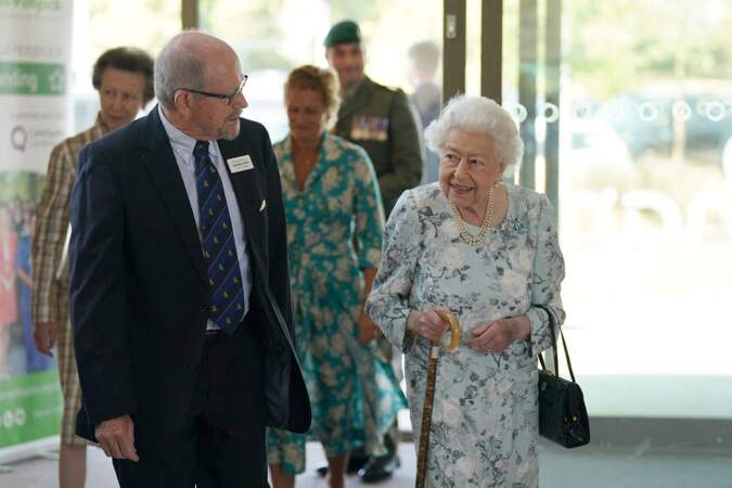 La reine Elizabeth II, accompagnée par sa fille, la princesse Anne, lors de sa visite à la maison de soins Thames Hospice ce vendredi 15 juillet.