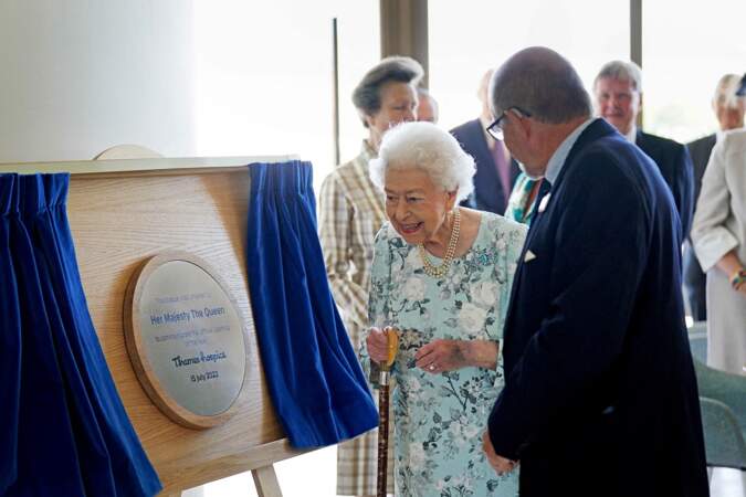 Elizabeth II dévoile la plaque commémorative, qui témoigne de son passage au Thames Hospital, à Maidenhead, ce vendredi 15 juillet.