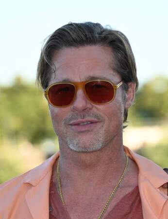 Brad Pitt à Paris porte une légère barbe, des lunettes de soleil, et une raie sur le côté, tendance sport-chic, à Paris le 16 juillet 2022, pour la promotion du film "Bullet Train"