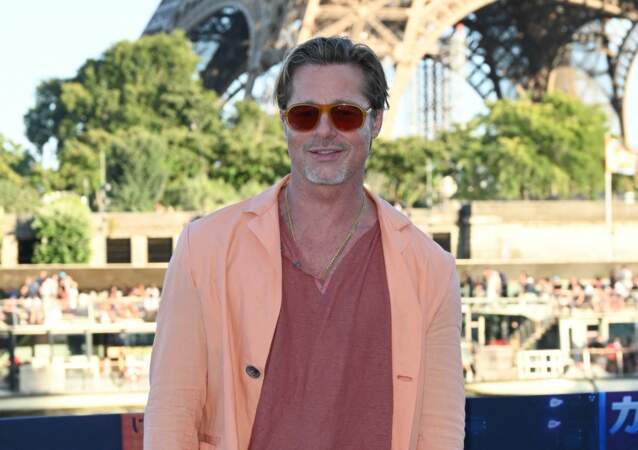 Brad Pitt, heureux devant la Tour Eiffel, en promotion pour "Bullet Train", le 16 juillet 2022