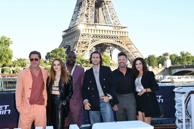 Brad Pitt, Joey King, Brian Tyree Henry, Aaron Taylor-Johnson, David Leitch et Kelly McCormick devant la Tour Eiffel pour "Bullet Train"