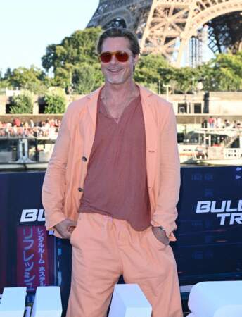 Brad Pitt en total look saumon, et t-shirt couleur "terre battue" à Paris le 16 juillet 2022, fait la promotion du film "Bullet Train", devant la Tour Eiffel