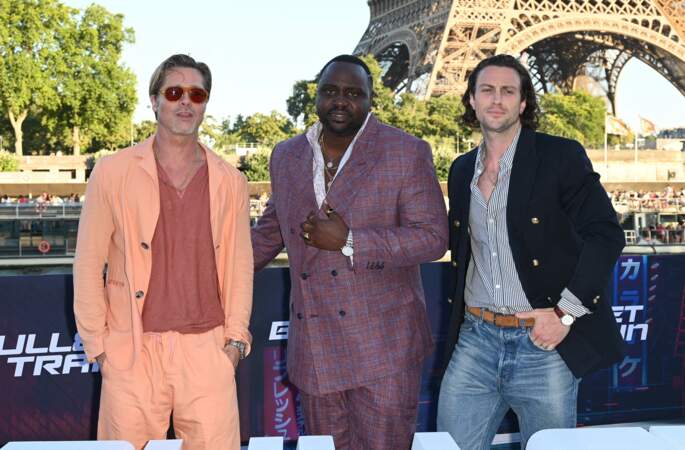 Brad Pitt très élégant en saumon, Brian Tyree Henry et Aaron Taylor-Johnson, posent sur le bateau-mouche "L'Excellence" au Port Debilly à Paris, le 16 juillet 2022 pour la sortie du film "Bullet Train"