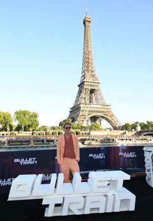 Brad Pitt devant la Tour Eiffel sur le bateau-mouche "L'Excellence", le 16 juillet 2022, pour la promotion du film "Bullet Train"